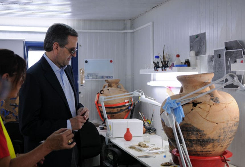 Ο Αντώνης Σαμαράς, πρωθυπουργός της Ελληνικής Δημοκρατίας, κοιτάζει τα αρχαία ελληνικά αγγεία που επισκευάζονται από ειδικούς