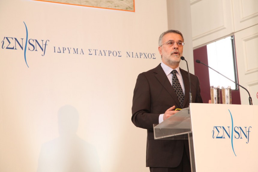 Ένας άνδρας μιλάει στη σκηνή στη συνέντευξη Τύπου του Ιδρύματος Σταύρος Νιάρχος