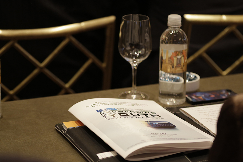 Ένα φυλλάδιο που γράφει 