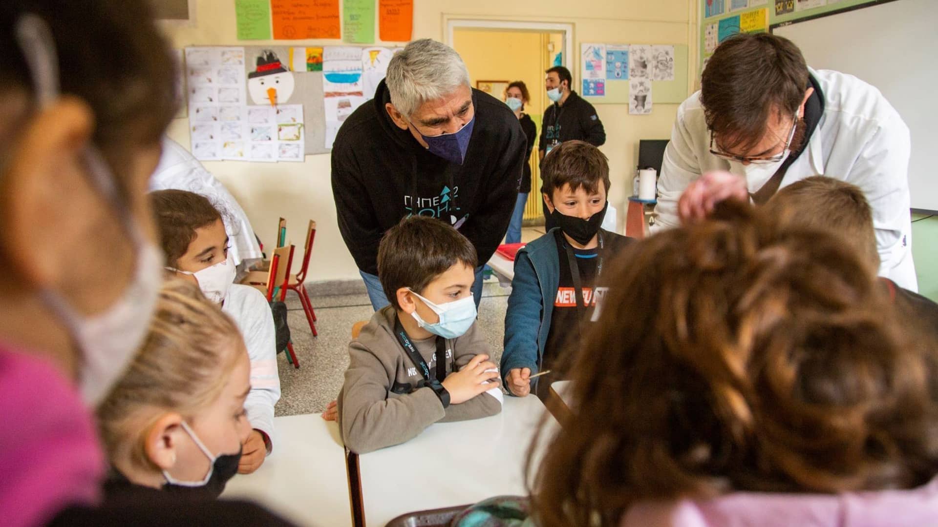 Παιδάκια και ειδικοί μιλούν γύρω από ένα τραπέζι