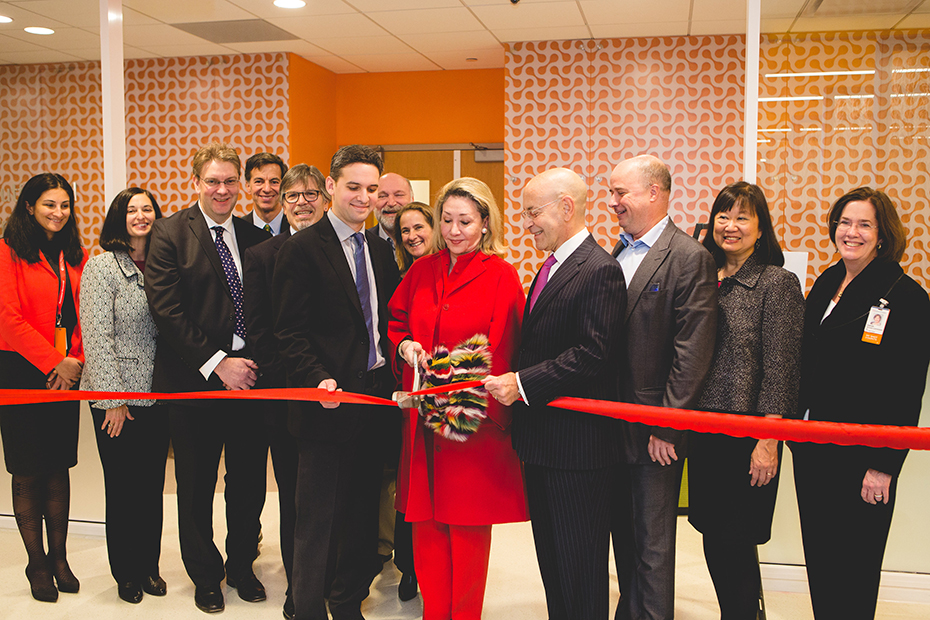 Μέλη του Ιδρύματος Σταύρος Νιάρχος μαζί με μέλη του Children’s Hospital at Montefiore κόβουν την κορδέλα