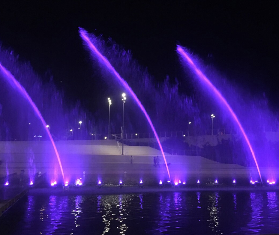 Ένα συντριβάνι στο κέντρο μιας λίμνης πετάει πολύ ψηλά το νερό του κάνοντας σχέδια στον αέρα 