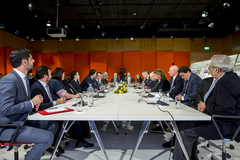 Μια ομάδα ανθρώπων κάθονται σε ένα τραπέζι συναντήσεων 