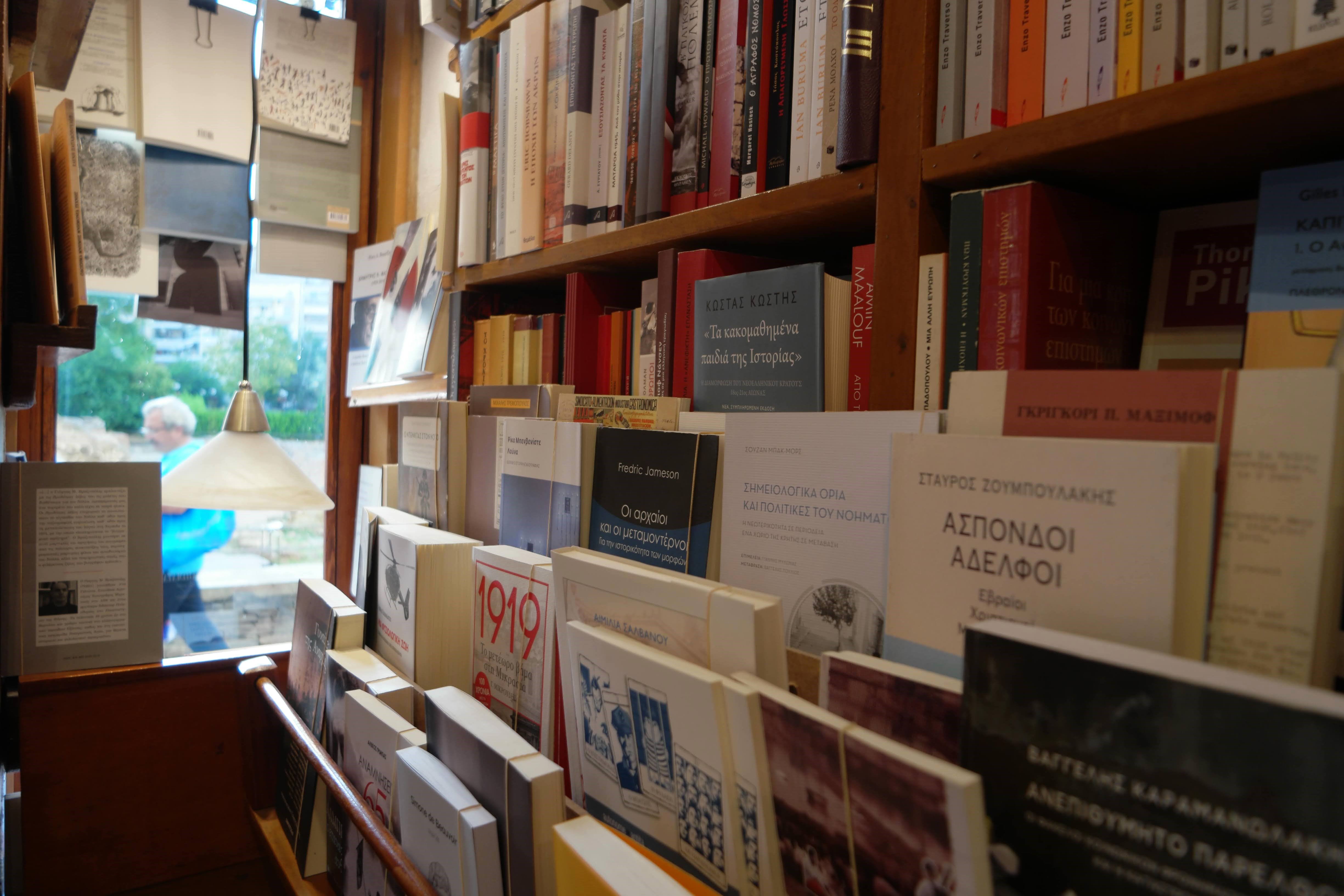 Πολλά βιβλία σε ράφια