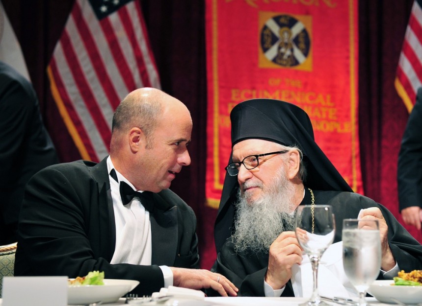 Ο Αντρέας Δρακόπουλος, Πρόεδρος του Ιδρύματος Σταύρος Νιάρχος, κάθεται δίπλα στον Οικουμενικό Πατριάρχη και συζητούν