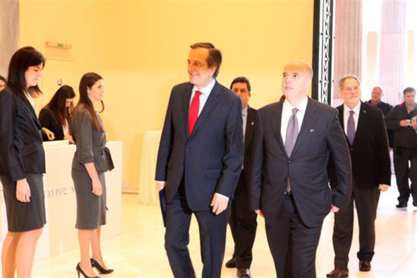 Ο πρωθυπουργός της Ελλάδας, κ. Αντώνης Σαμαράς, περπατά δίπλα στον πρόεδρο του Ιδρύματος Σταύρος Νιάρχος, Ανδρέα Δρακόπουλο