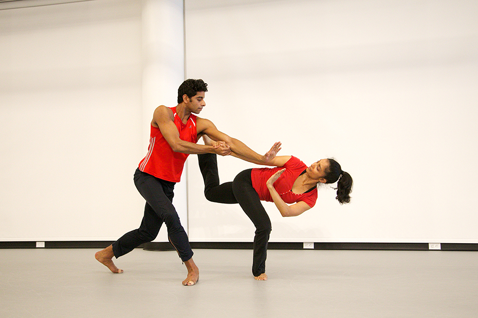 Ένα ζευγάρι χορευτών κάνουν μια φιγούρα στην οποία η γυναίκα στηρίζεται στο ένα πόδι το οποίο λυγίζει και με το άλλο πόδι ακουμπαέι τον ώμο του παρτενέρ της όσο ο άντρας την στηρίζει κρατώντας της το χέρι