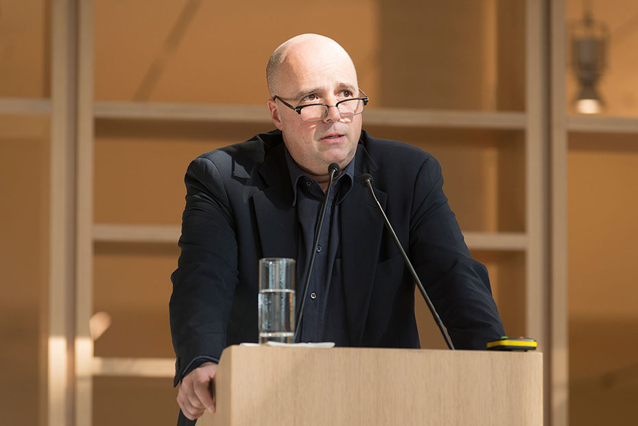 Ο Ανδρέας Δρακόπουλος, πρόεδρος του Ιδρύματος Σταύρος Νιάρχος, μιλά στο βήμα