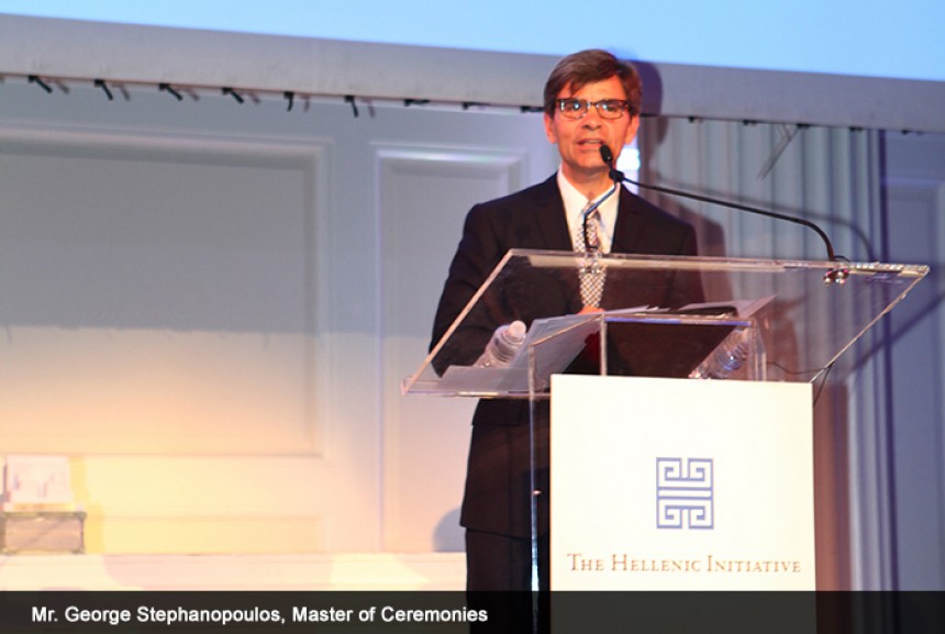 Ένας άντρας μιλάει στο βήμα 