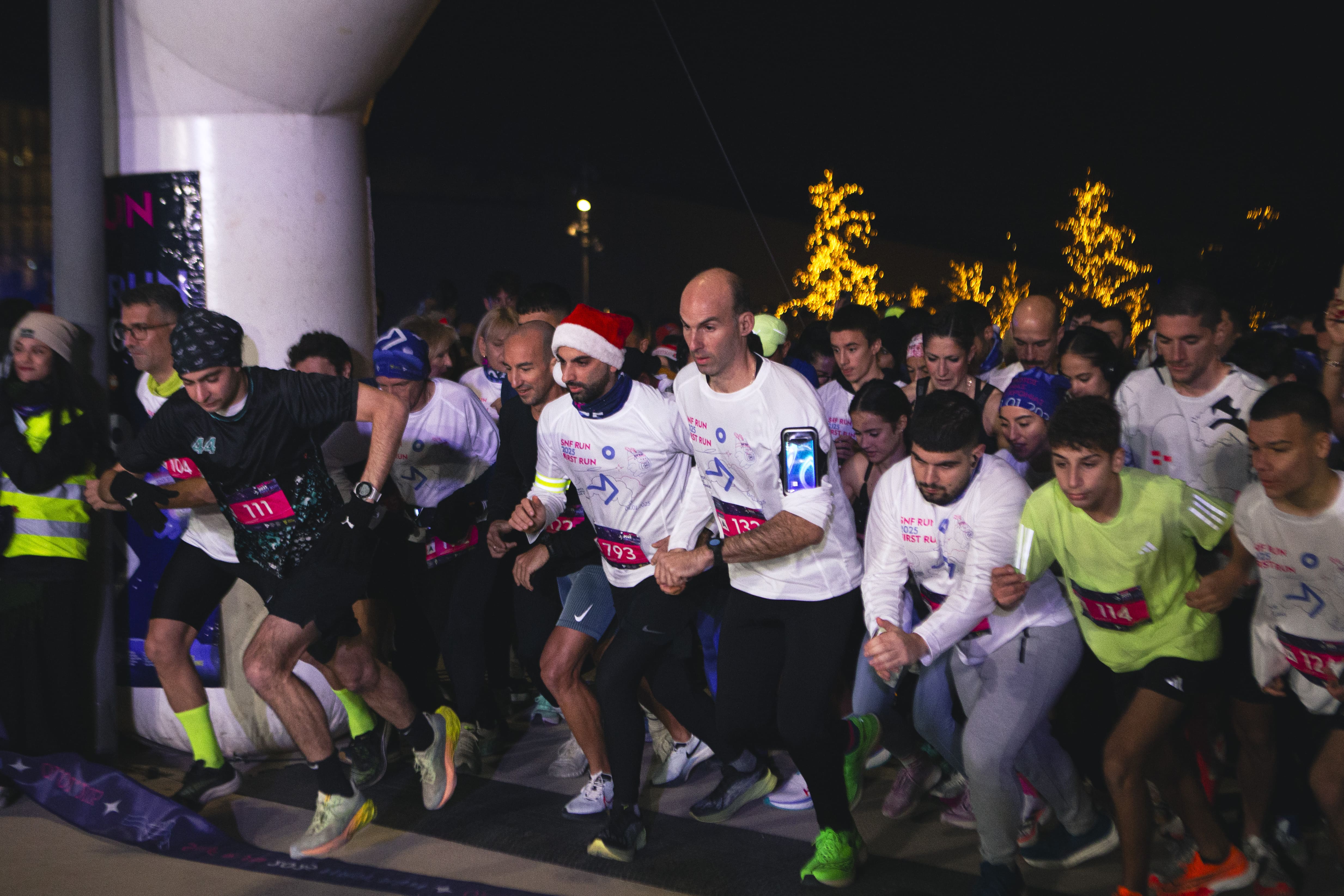 Οι συμμετέχοντες του SNF First Run ξεκινώντας τον αγώνα.