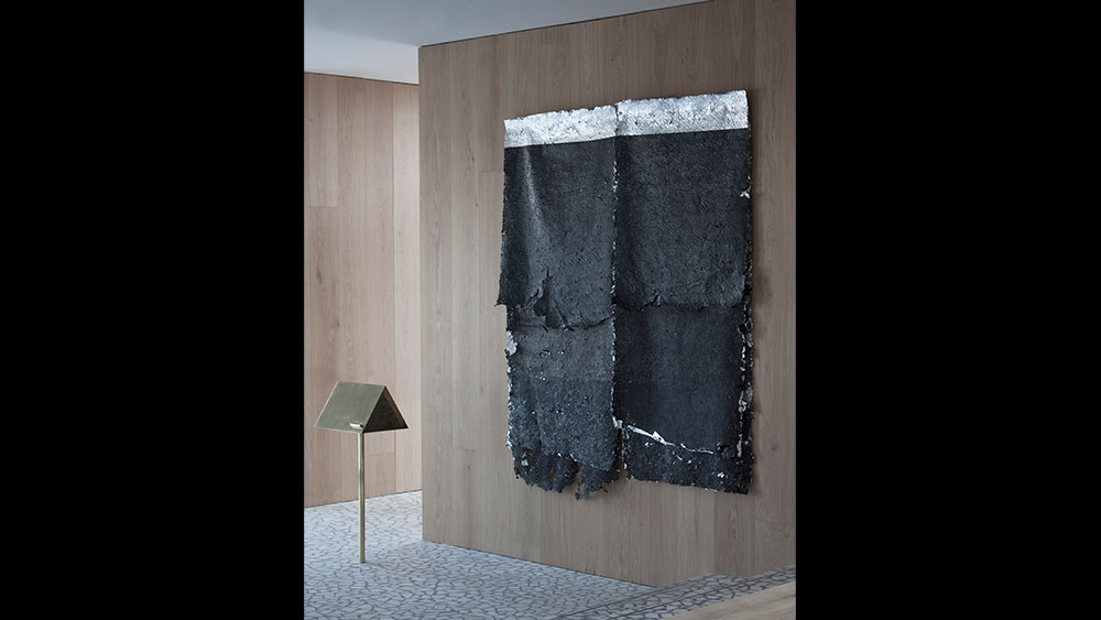 Ένα έργο τέχνης, το οποίο περιλαμβάνει ένα δίχρωμο υφασμάτινο υλικό, είναι κρεμασμένο στον τοίχο του εστιατορίου Delta