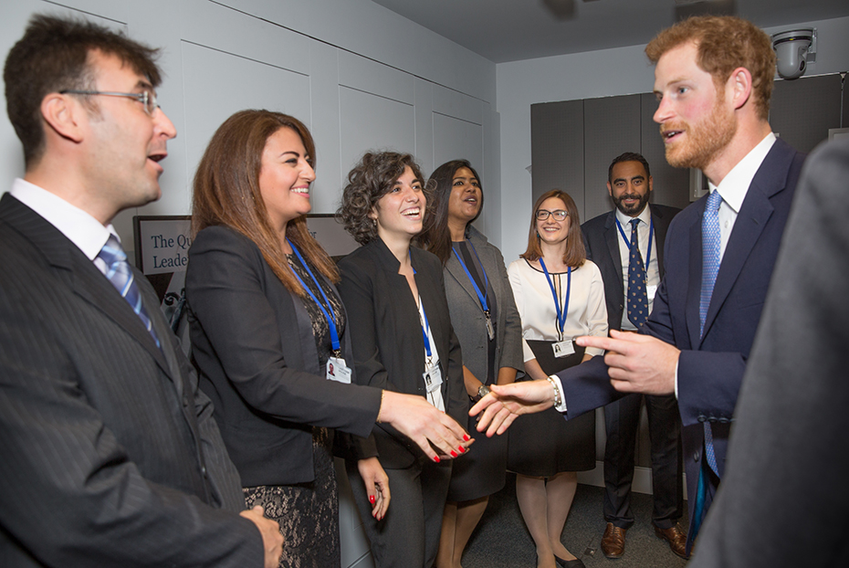 Ο πρίγκιπας Χάρι συναντά τους υποτρόφους του ορόφου του Ιδρύματος Σταύρος Νιάρχος στο Chatham House