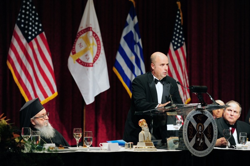 Φωτογραφία που δείχνει μέλη του Οικουμενικού Πατριαρχίου να κοιτούν τον Αντρέα Δρακόπουλο, Πρόεδρο του Ιδρύματος Σταύρος Νιάρχος να μιλάει στο βήμα