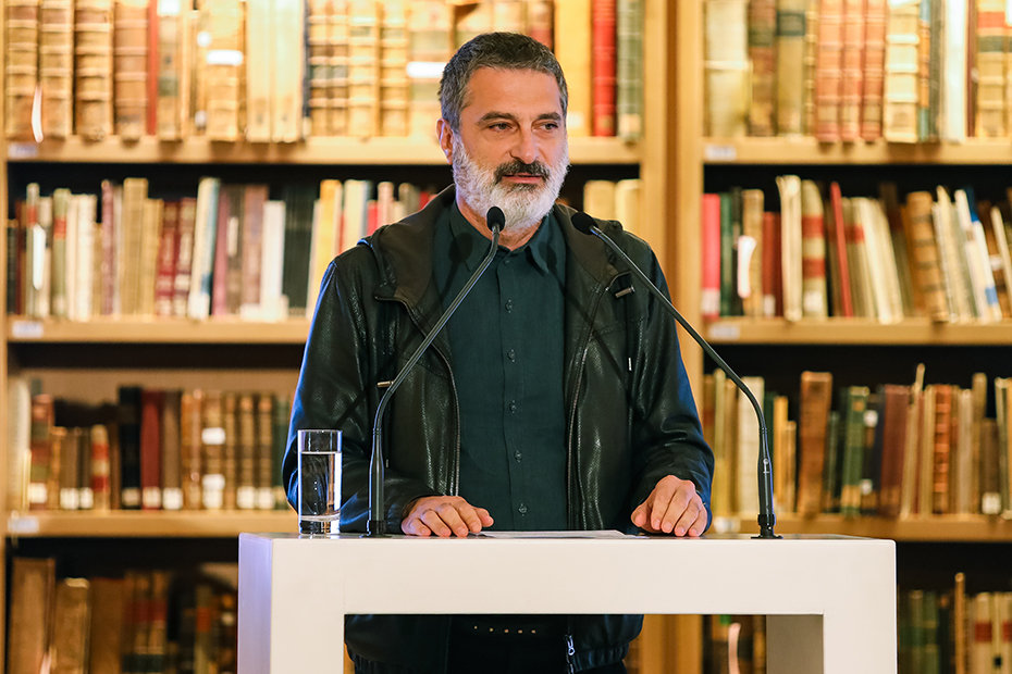 Ένας άντρας μιλάει στο βήμα 