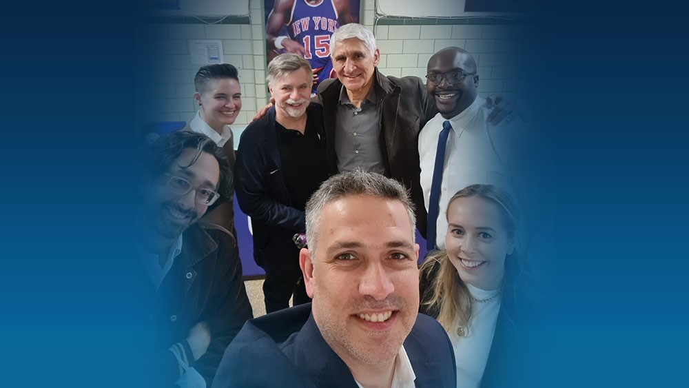 Μια ομάδα ανθρώπων χαμογελά και βγάζει μια ομαδική φωτογραφία