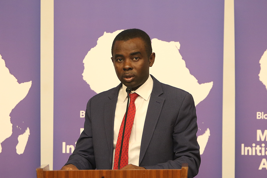 Ένας άντρας βγάζει λόγο στο βήμα