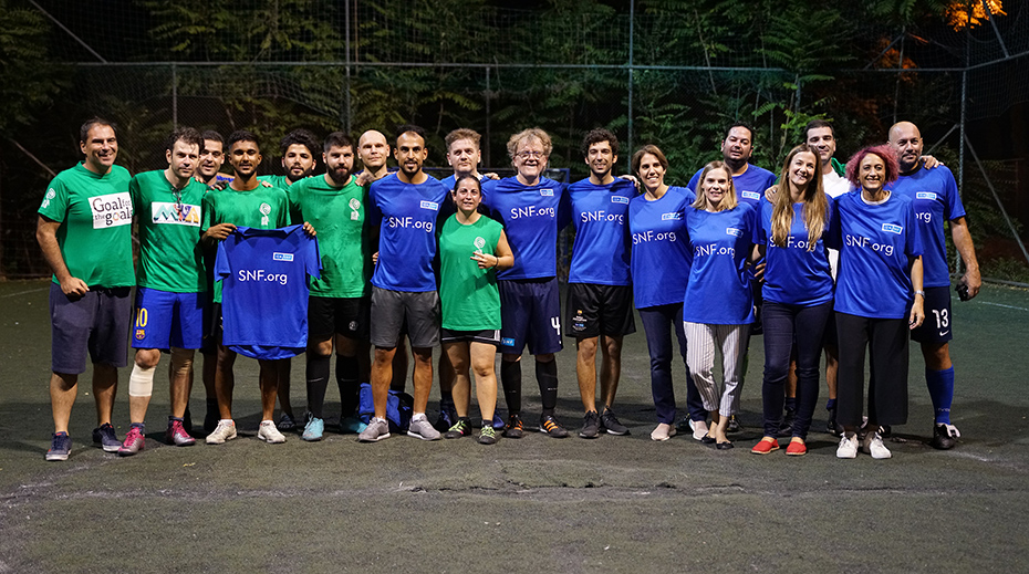 Δύο ομάδες στέκονται μαζί σε ένα γήπεδο ποδοσφαίρου