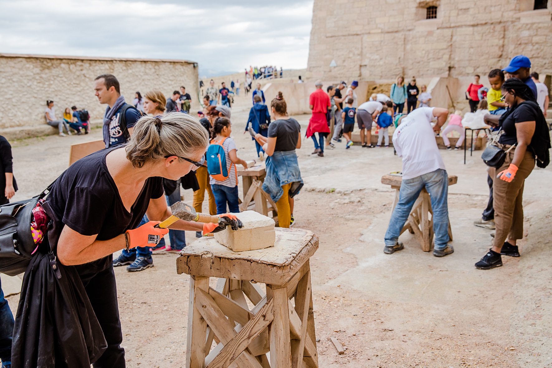  Άνθρωποι κάνουν εργασίες αποκατάστασης στο Fort d’Entrecasteaux στη Μασσαλία