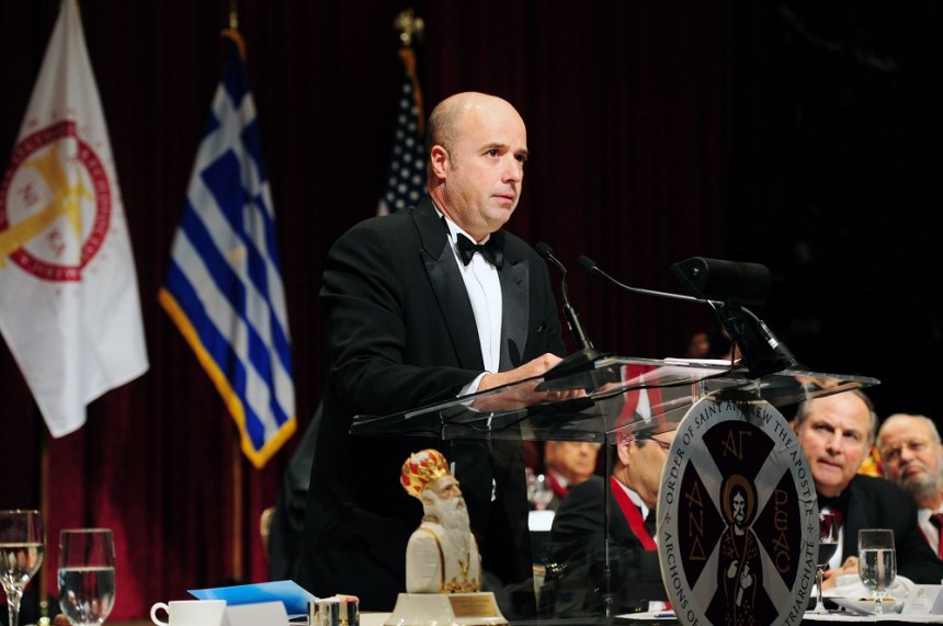 Κοντινή φωτογραφία του Αντρέα Δρακόπουλου, Πρόεδρο του Ιδρύματος Σταύρος Νιάρχος να μιλάει στο βήμα του Οικουμενικού Πατριαρχίου στην Αμερική