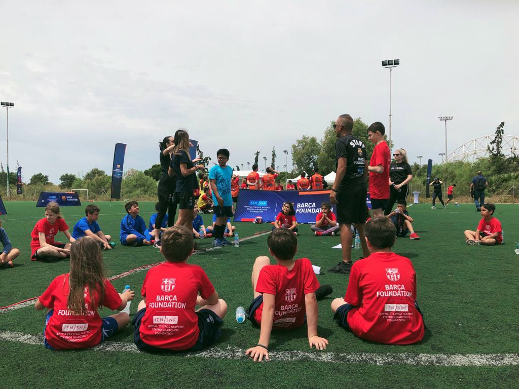 Παιδιά κάθονται σε ένα γήπεδο ποδοσφαίρου