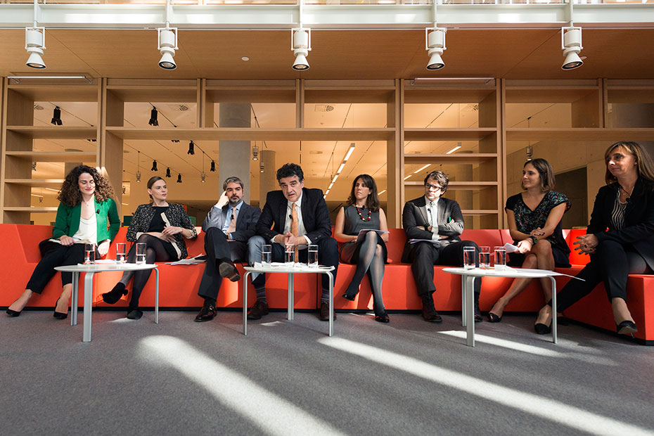 Μέλη του Ιδρύματος Σταύρος Νιάρχος και εκπρόσωποι κάθονται και βγάζουν ομαδική φωτογραφία