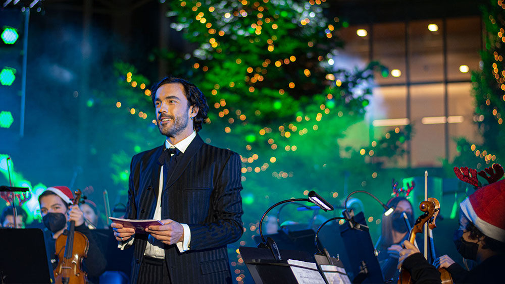 Ένας άντρας στέκεται μπροστά μια όρχηστρα στο Κέντρο Πολιτισμού Ίδρυμα Σταύρος Νιάρχος