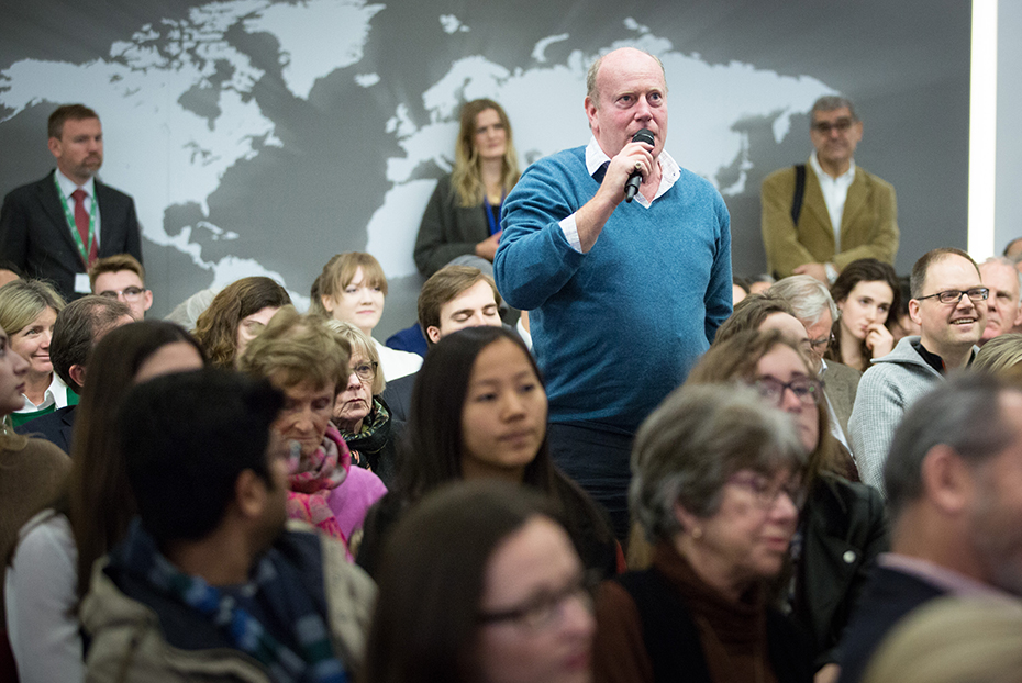 Ένασ άντρας στο κοινό σηκώνεται για να κάνει μια ερώτηση