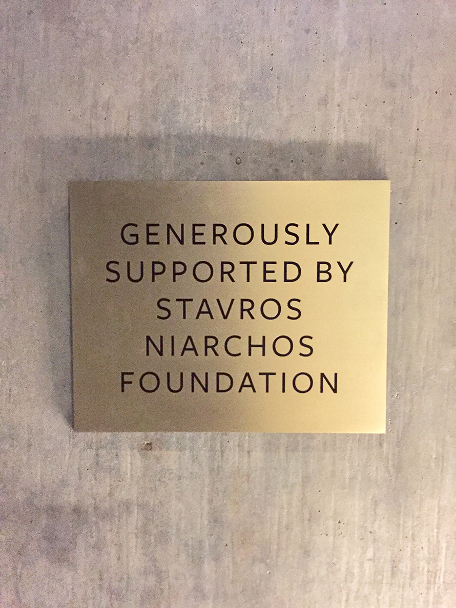 Ένας πίνακας αναγνώρισης στην περιοχή προβληματισμού που γράφει 