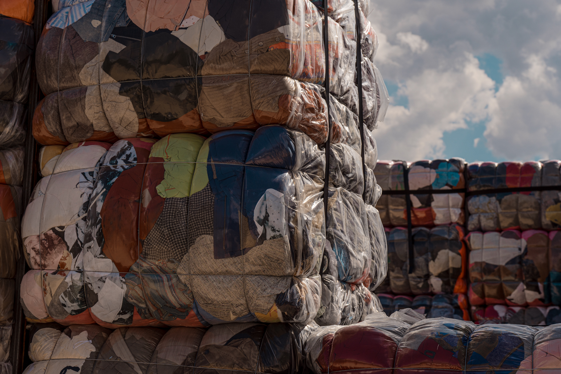  Κοντινή εικόνα της καλλιτεχνικής εγκατάστασης Return To Sender, η οποία αποτελείται από μεγάλα δέματα από μεταχειρισμένα ρούχα.