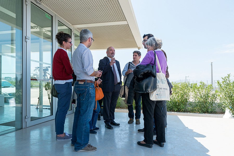 Μια ομάδα ανθρώπων μιλάει σε κύκλο έξω από το χώρο της παρουσίασης