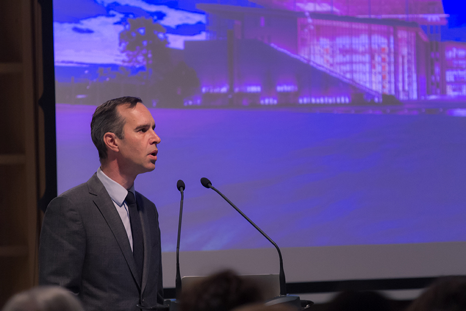 Ένας άντρας μιλάει στο βήμα 