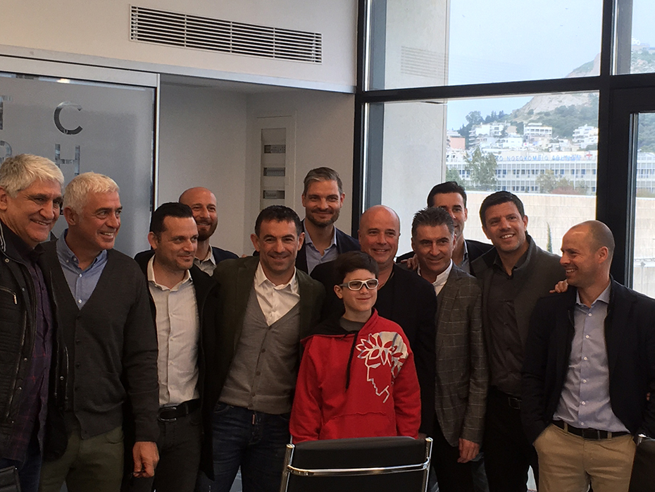 Τα μέλη της ελληνικής ομάδας των πρωταθλητών του Euro 2004 χαμογελούν και φωτογραφίζονται με μέλη του Ιδρύματος Σταύρος Νιάρχος