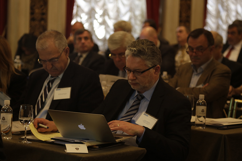 Δύο μέλη του ακροατηρίου, ο ένας από τους οποίους είναι στο φορητό του υπολογιστή