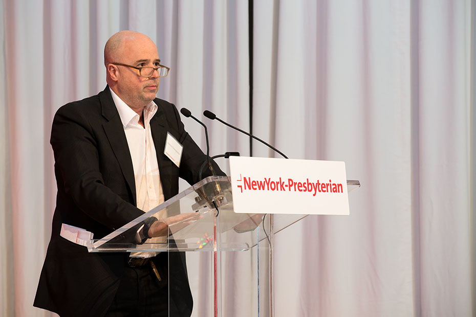 Ο Ανδρέας Δρακόπουλος, πρόεδρος του Ιδρύματος Σταύρος Νιάρχος, εκφωνεί ομιλία στην εκδήλωση αφιέρωσης του New York-Presbyterian