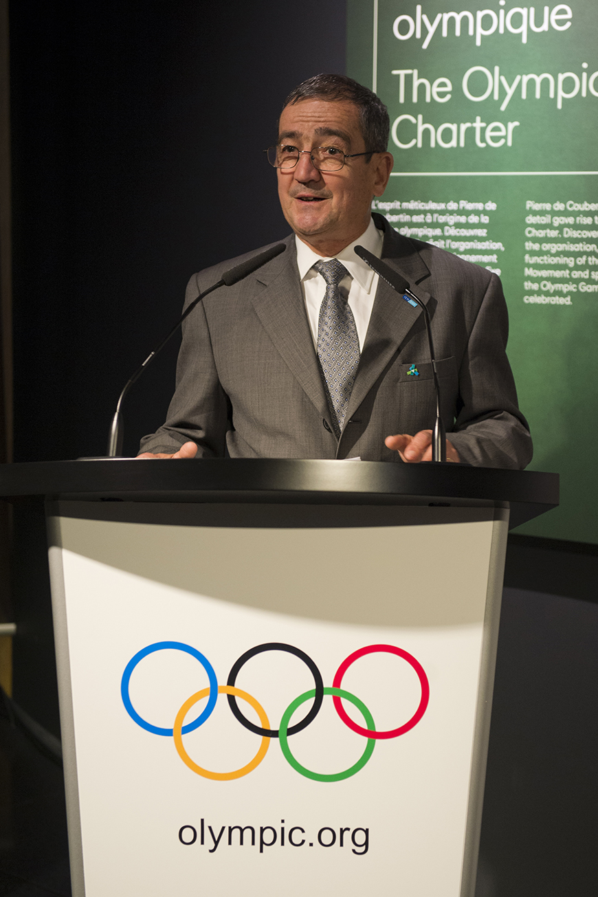 Ένας άντρας μιλάει στο βήμα των Ολυμπιακών Αγώνων