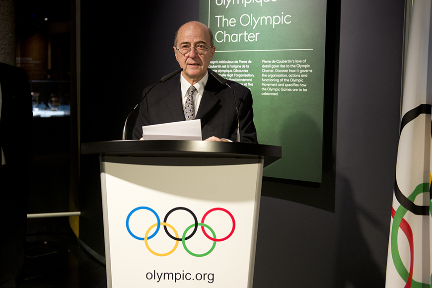 Ένας άντρας μιλάει στο βήμα των Ολυμπιακών Αγώνων