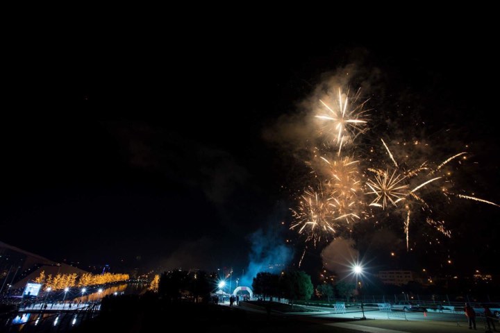 Φωτογραφία τραβηγμένη τη νύχτα στην οποία φαίνεται ένα show πυροτεχνημάτων στον ουρανό 