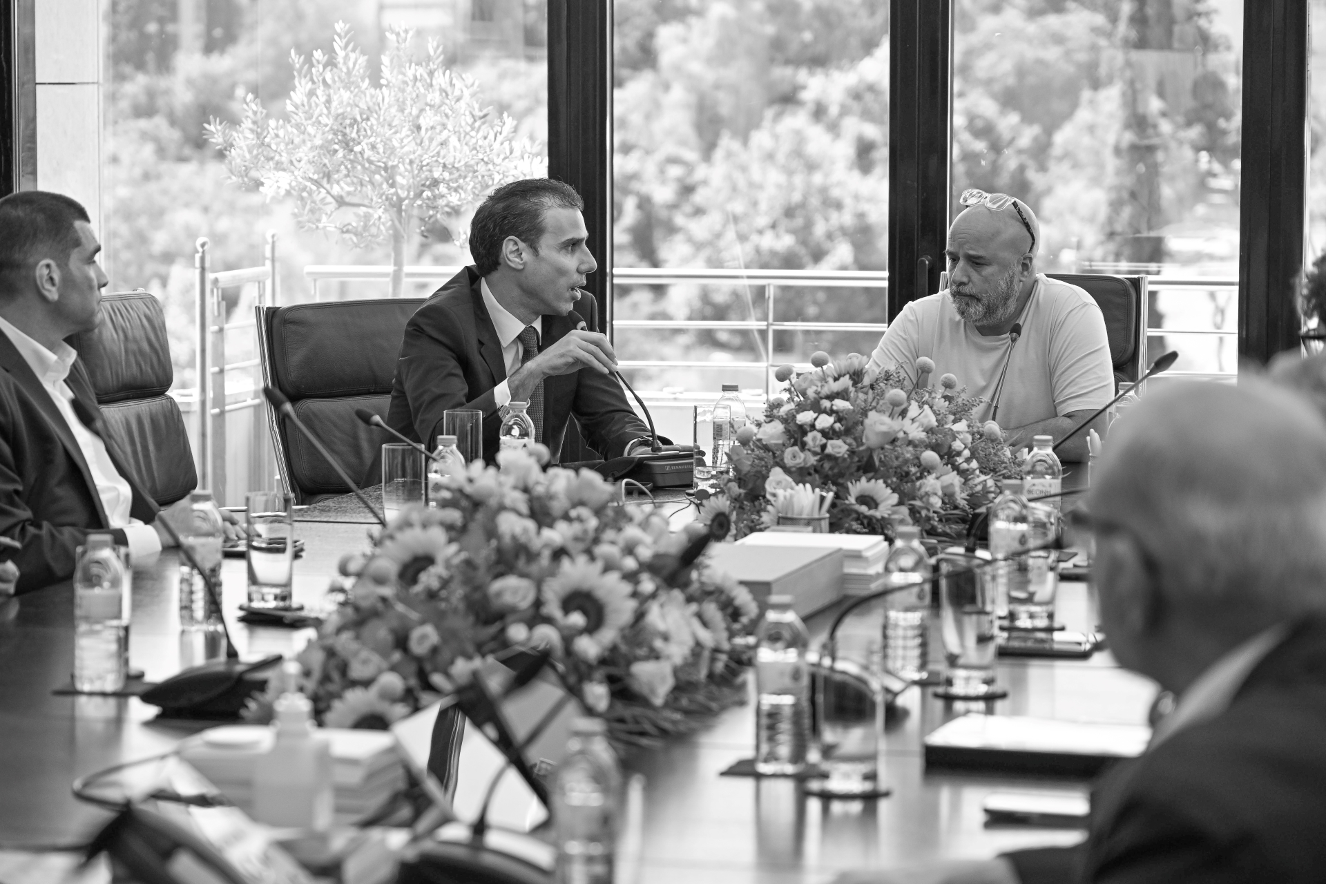 Ο Αντρέας Δρακόπουλος, πρόεδρος του Ιδρύματος Σταύρος Νιάρχος, μαζί με άλλα μέλη του Ίδρύματος κάθονται σε ένα τραπέζι και συζητούν 