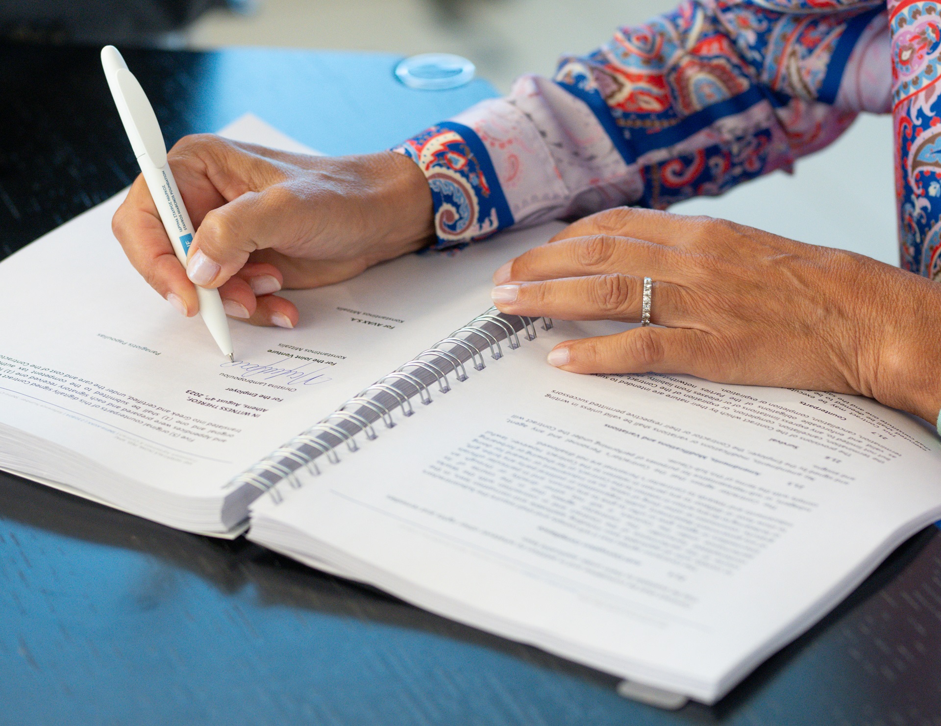 Γυναικείο χέρι υπογράφει για την κατασκευή των τριών νέων νοσοκομείων Ίδρυμα Σταύρος Νιάρχος 