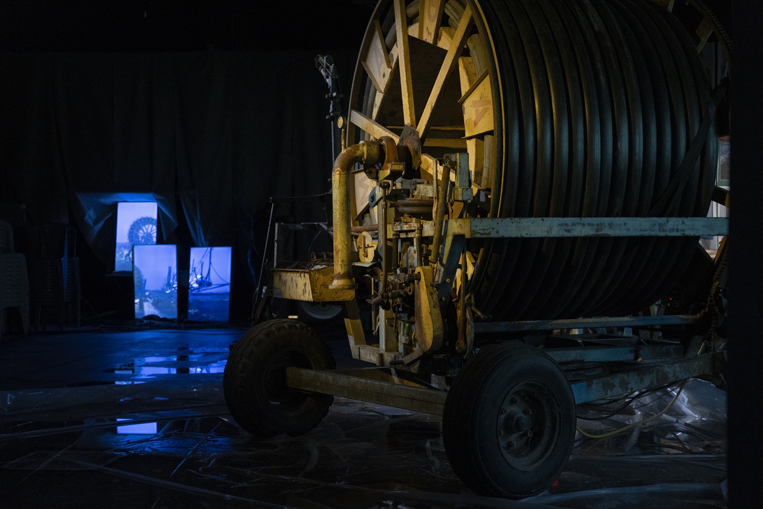 Εικόνα ενός μεγάλου μηχανήματος με εύκαμπτο σωλήνα, που χρησιμοποιείται συνήθως στις βιομηχανίες.