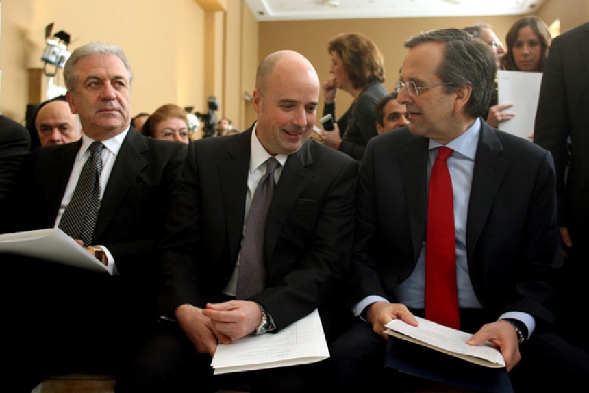 Ο Ανδρέας Δρακόπουλος, πρόεδρος του Ιδρύματος Σταύρος Νιάρχος, κάθεται δίπλα στον Αντώνη Σαμαρά, πρωθυπουργό της Ελληνικής Δημοκρατίας