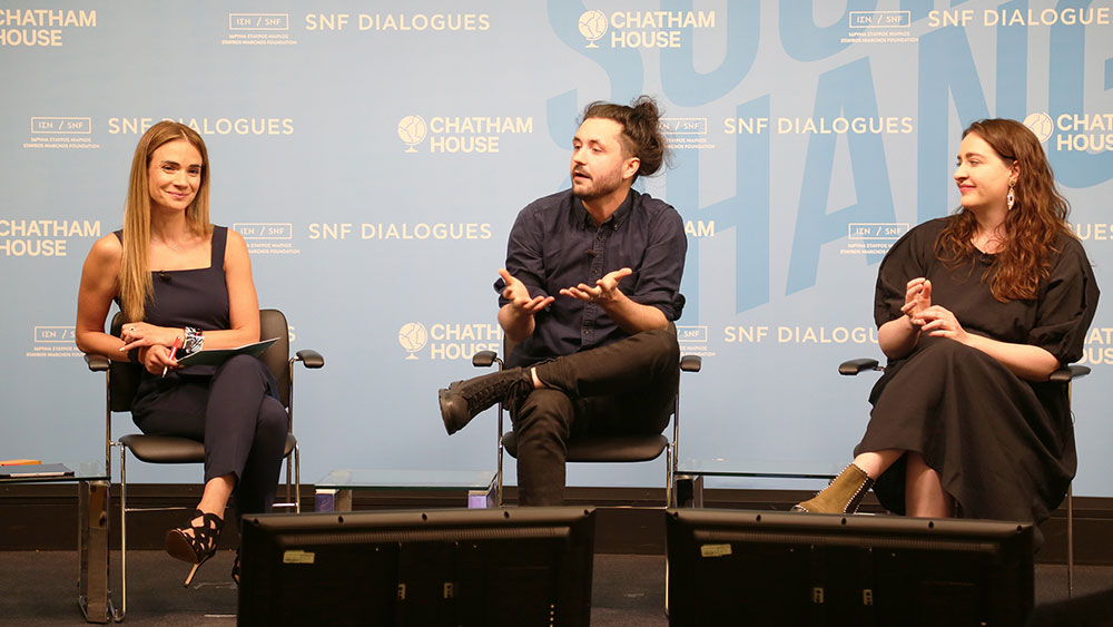 Τρία άτομα στη σκηνή του διαλόγου του Ιδρύματος Σταύρος Νιάρχος στο Chatham House