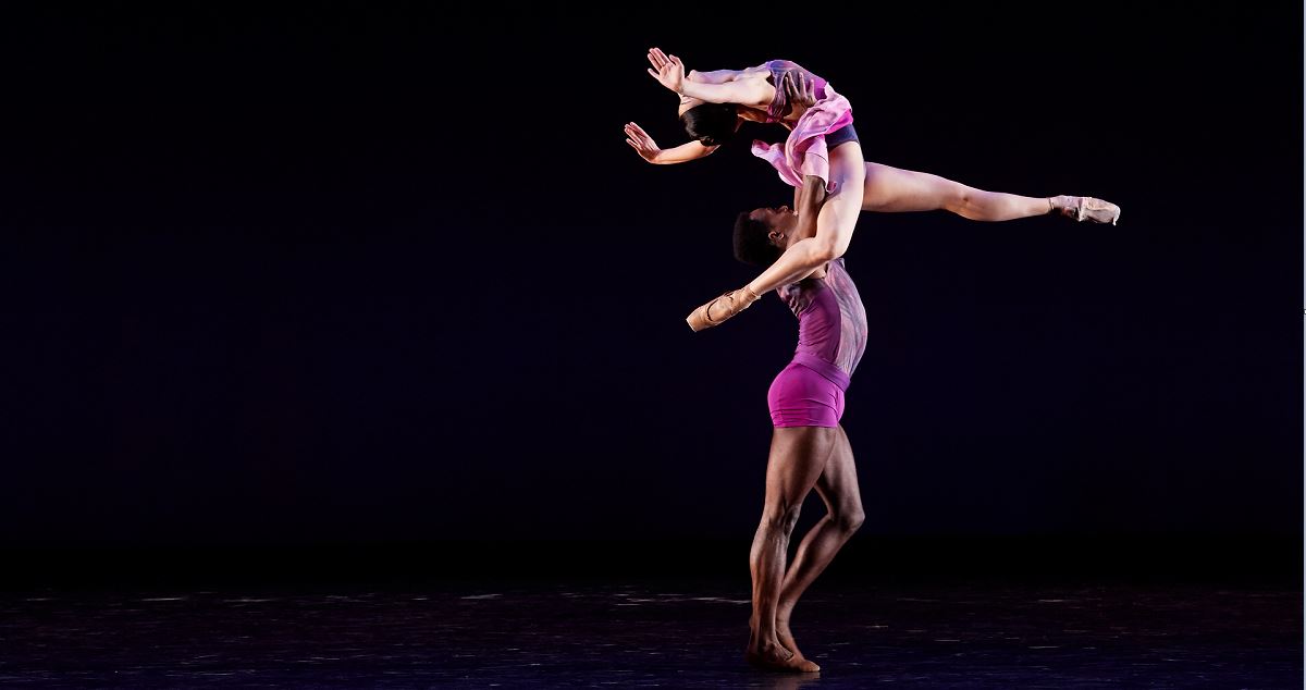 Ένα ζευγάρι χορευτών κάνουν μια φιγούρα στην οποία ο άντρας χορευτής σηκώνει στον αέρα τη γυναίκα χορεύτρια η οποία γέρνει τον κορμό της προς τα πίσω 