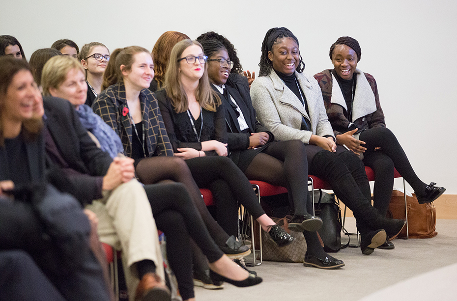 Μερικές γυναίκες που είναι μέλη του κοινού γελάνε