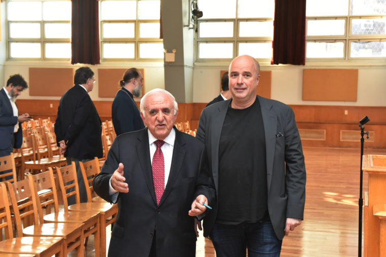 Ο Αντρέας Δρακόπουλος, Πρόεδρος του Ιδρύματος Σταύρος Νιάρχος μαζί με έναν άλλον άντρα περπατούν και μιλούν