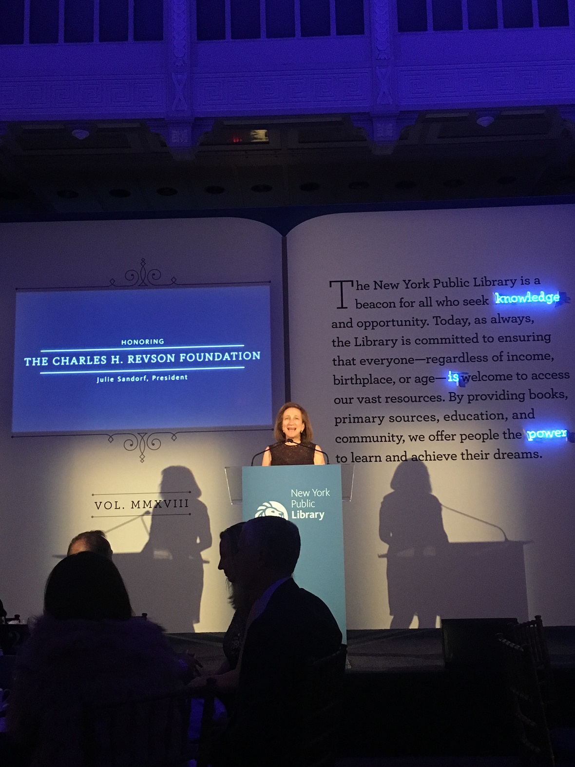 Η Julie Sandorf δίνει ομιλία στο βήμα του γκαλά της Δημόσιας Βιβλιοθήκης της Νέας Υόρκης
