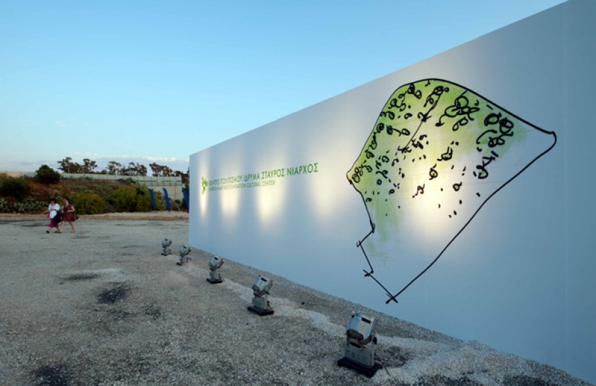 Ένα μεγάλο banner τοποθετημένο στη μέση ενός εργοταξίου που φωτίζεται και γράφει ΚΕΝΤΡΟ ΠΟΛΙΤΙΣΜΟΥ ΙΔΡΥΜΑ ΣΤΑΥΡΟΣ ΝΙΑΡΧΟΣ