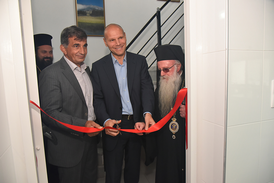 Μέλη του Ιδρύματος Σταύρος Νιάρχος και της Ιεράς Μητρόπολης Λάμπης έκοψαν την κορδέλα στις νέες εγκαταστάσεις