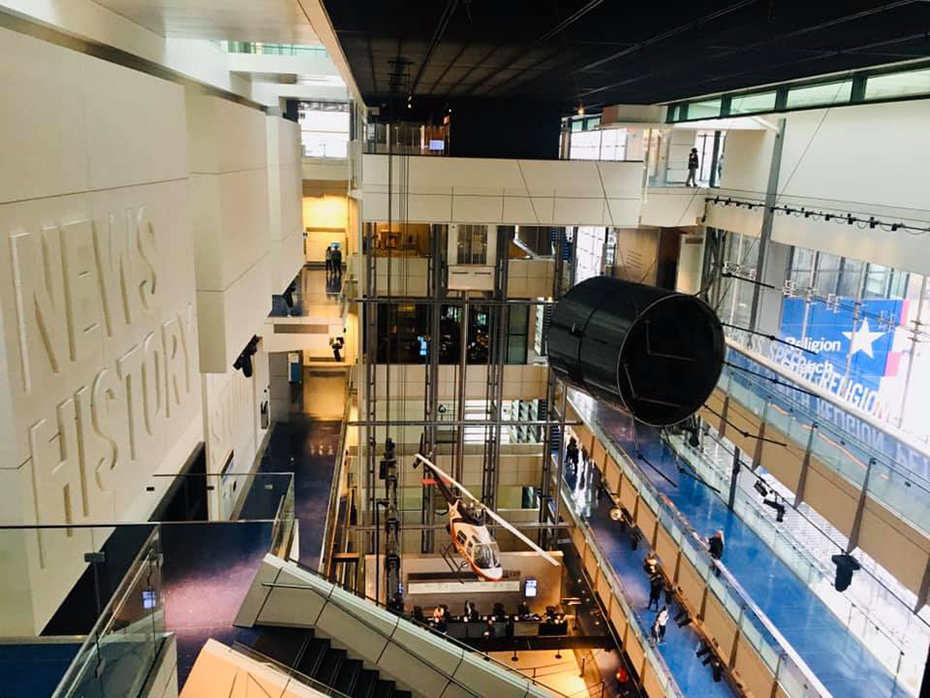 Φωτογραφία που δείχνει τον εσωτερικό χώρο ενός πανεπιστημίου 