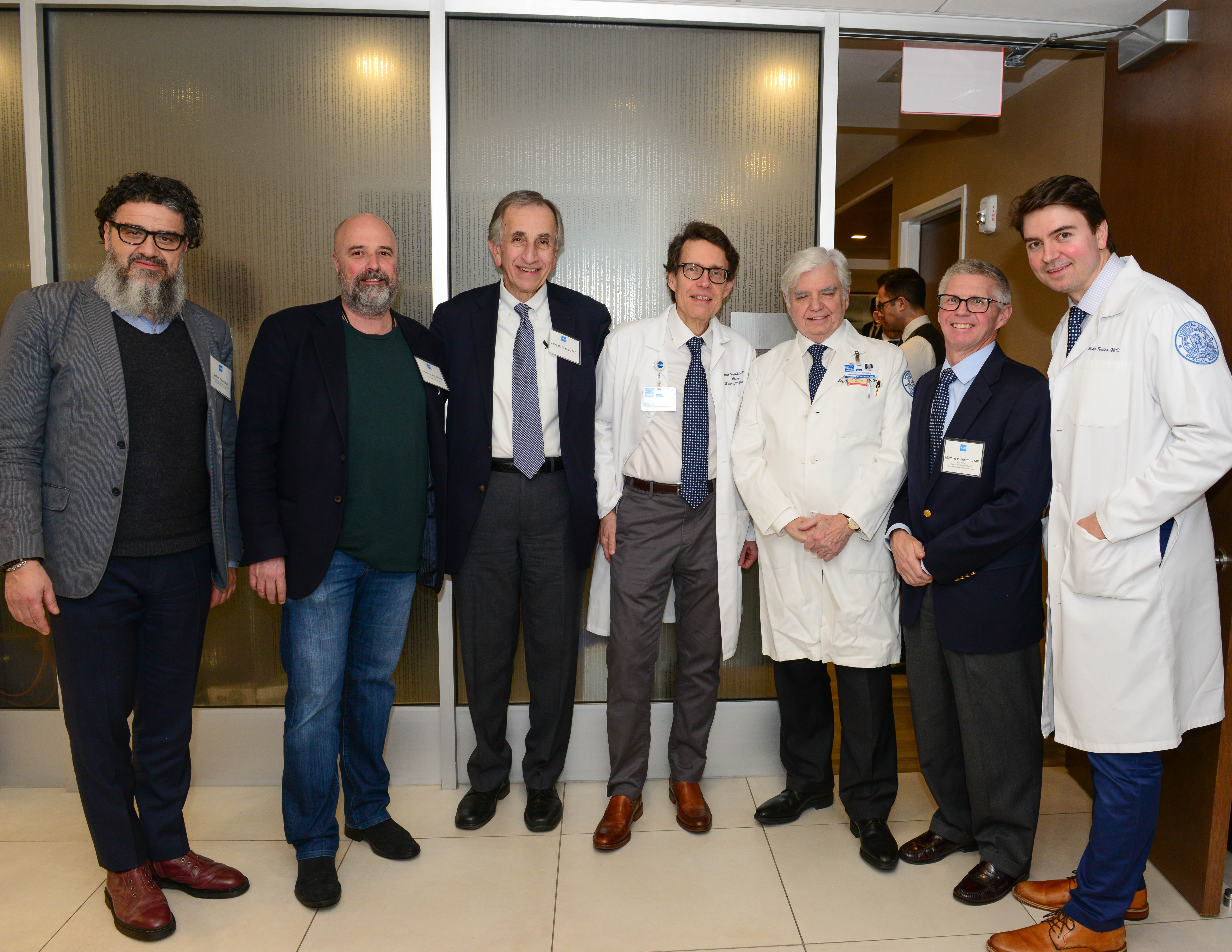Ο Ανδρέας Δρακόπουλος, πρόεδρος του Ιδρύματος Σταύρος Νιάρχος, και γιατροί του Hospital for Special Surgery φωτογραφίζονται
